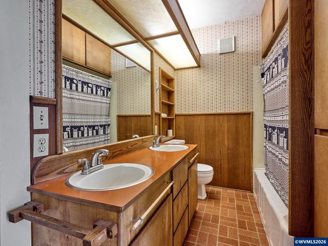 216 S James St, Silverton, OR 97381