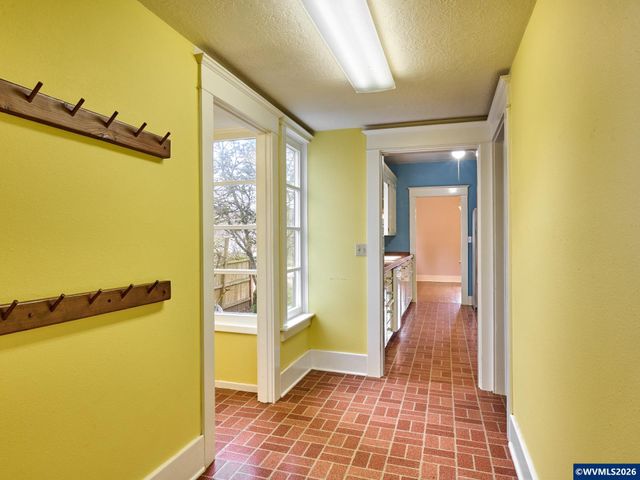 216 S James St, Silverton, OR 97381