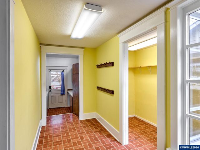 216 S James St, Silverton, OR 97381