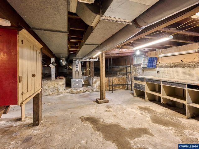 216 S James St, Silverton, OR 97381