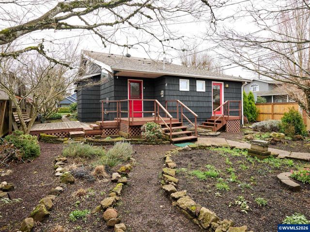 216 S James St, Silverton, OR 97381