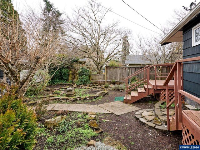 216 S James St, Silverton, OR 97381