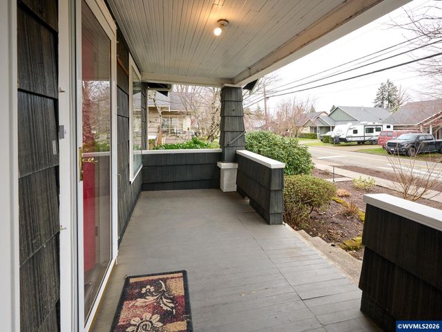 216 S James St, Silverton, OR 97381