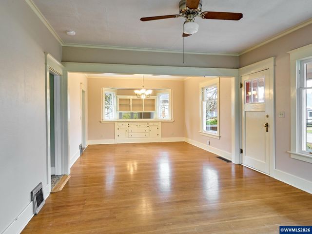 216 S James St, Silverton, OR 97381