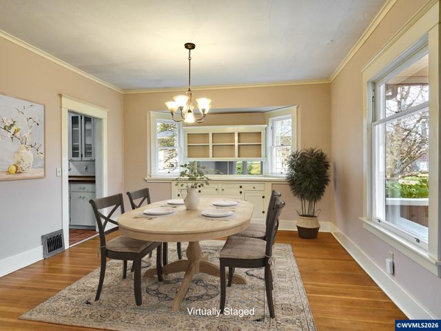 216 S James St, Silverton, OR 97381