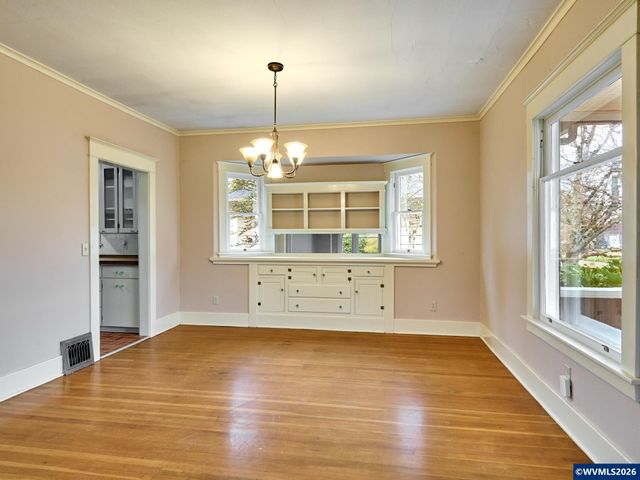 216 S James St, Silverton, OR 97381