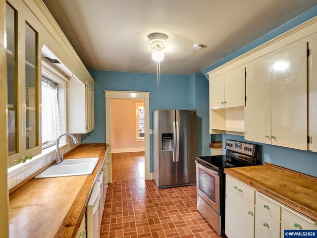 216 S James St, Silverton, OR 97381