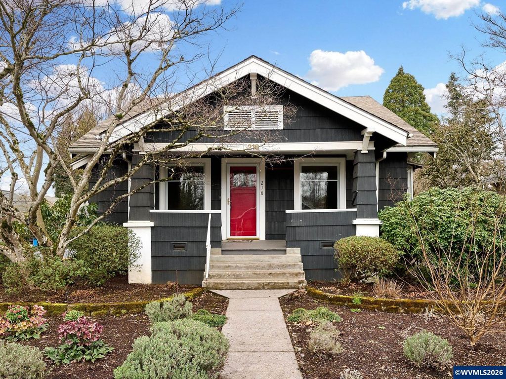 216 S James St, Silverton, OR 97381