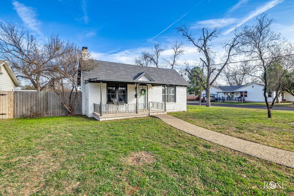 Image 4 of property listing at 1528 S Park Street, San Angelo, TX 76901