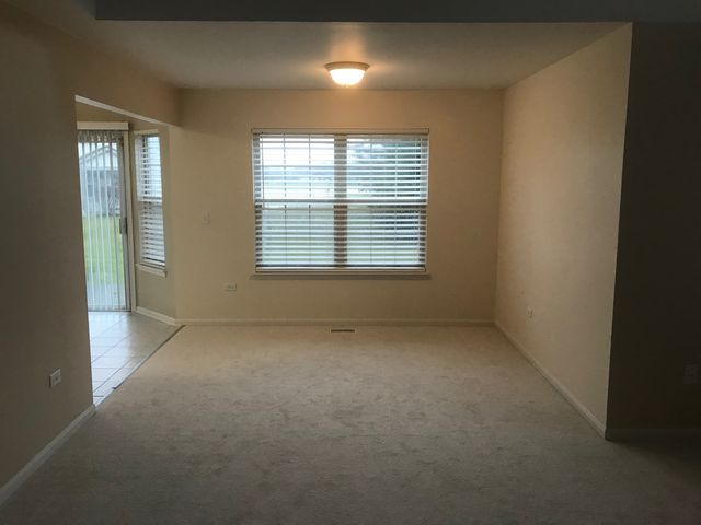 2320 College Green Drive, Elgin, IL 60123