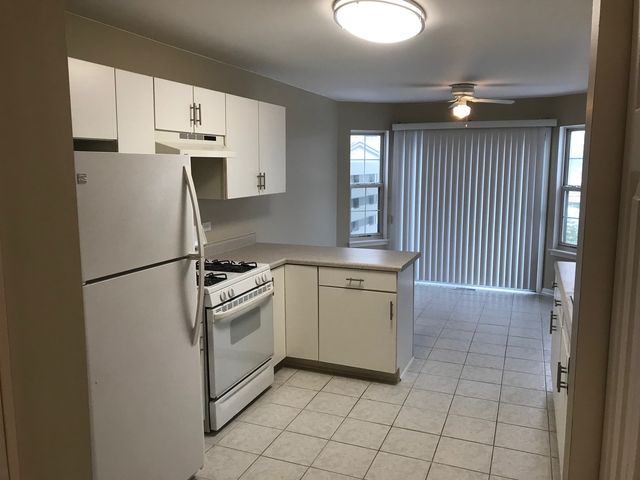 2320 College Green Drive, Elgin, IL 60123