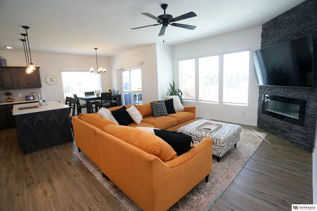 11305 Horizon Circle, Papillion, NE 68046