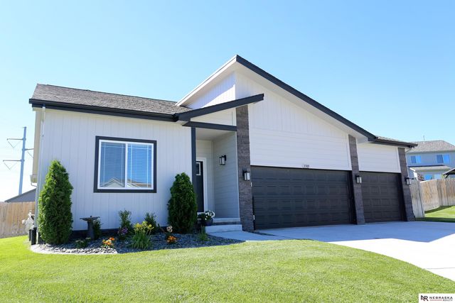11305 Horizon Circle, Papillion, NE 68046
