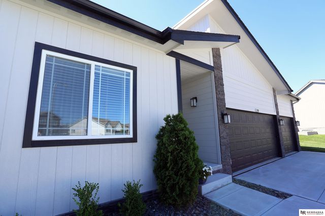 11305 Horizon Circle, Papillion, NE 68046