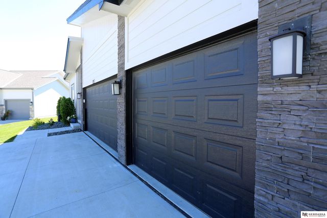 11305 Horizon Circle, Papillion, NE 68046