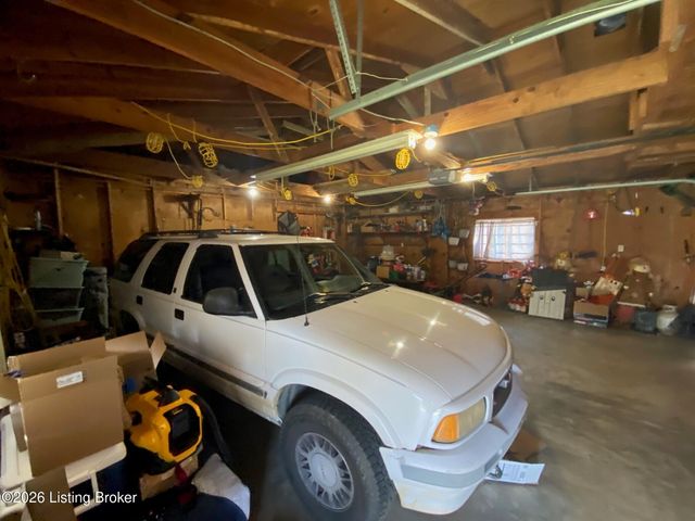 9004 W Manslick Rd, Louisville, KY 40272