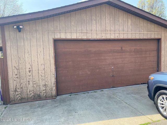 9004 W Manslick Rd, Louisville, KY 40272