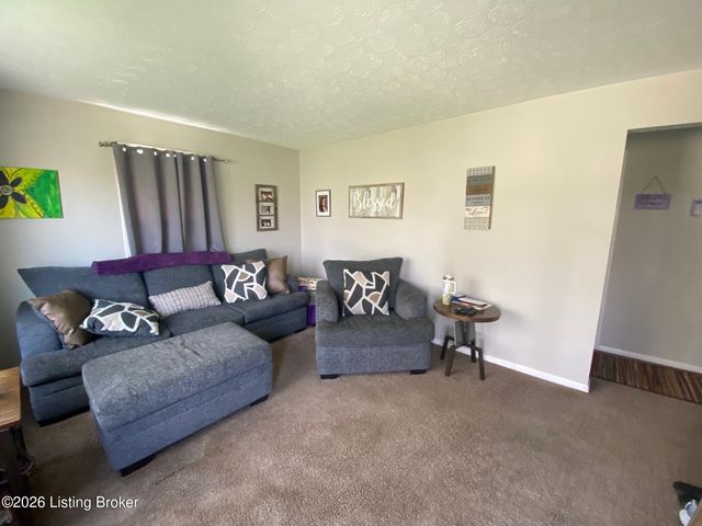 9004 W Manslick Rd, Louisville, KY 40272