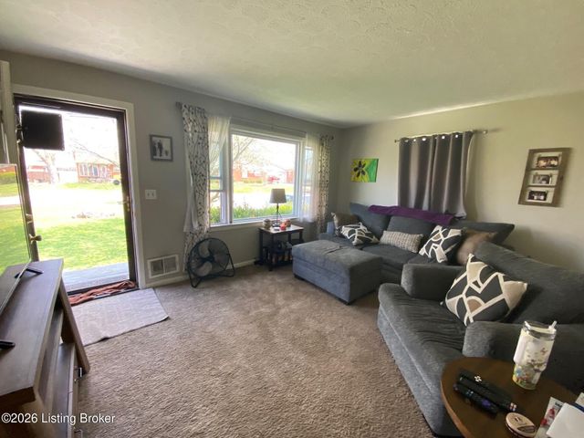 9004 W Manslick Rd, Louisville, KY 40272