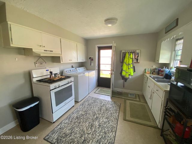 9004 W Manslick Rd, Louisville, KY 40272