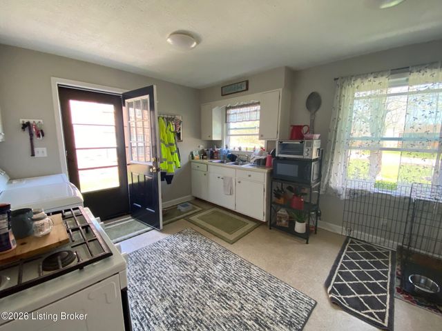 9004 W Manslick Rd, Louisville, KY 40272