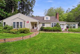 19 Eckernkamp Drive, Smithtown, NY 11787