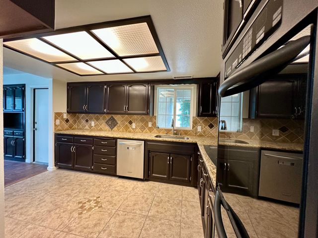 3030 W Orchard Avenue, Visalia, CA 93277