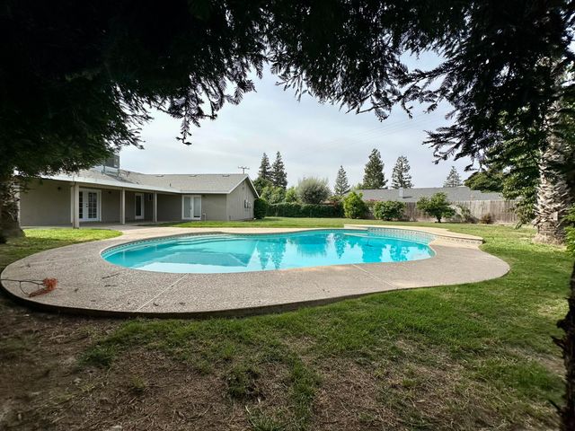 3030 W Orchard Avenue, Visalia, CA 93277