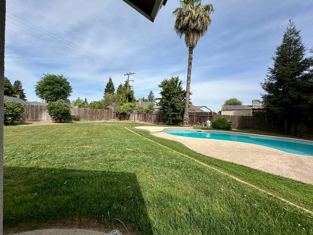 3030 W Orchard Avenue, Visalia, CA 93277