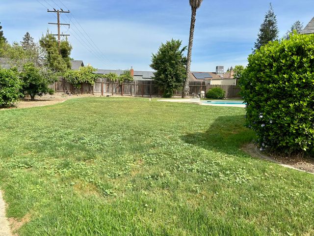 3030 W Orchard Avenue, Visalia, CA 93277
