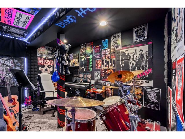 2201 Pontiac St, Denver, CO 80207