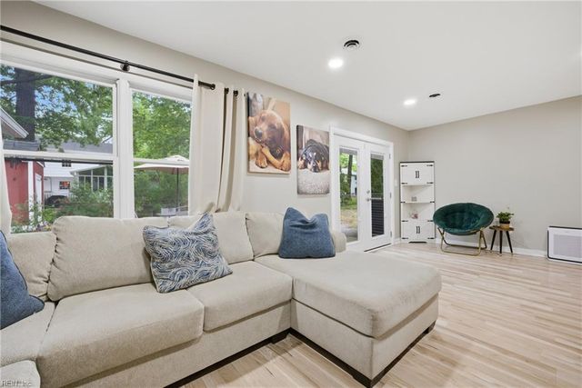 18 Ridgewood PW, Newport News, VA 23608