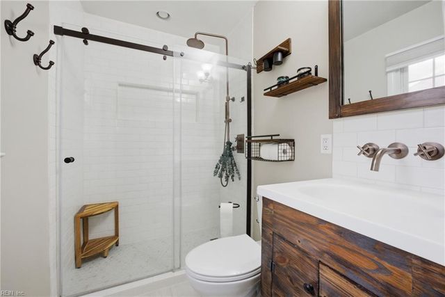 18 Ridgewood PW, Newport News, VA 23608