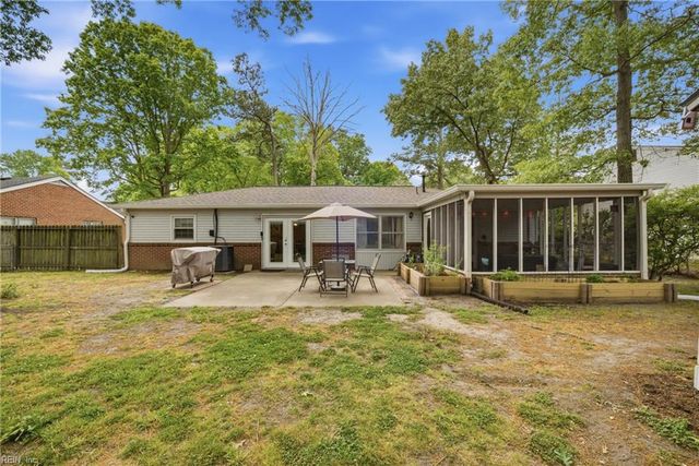 18 Ridgewood PW, Newport News, VA 23608