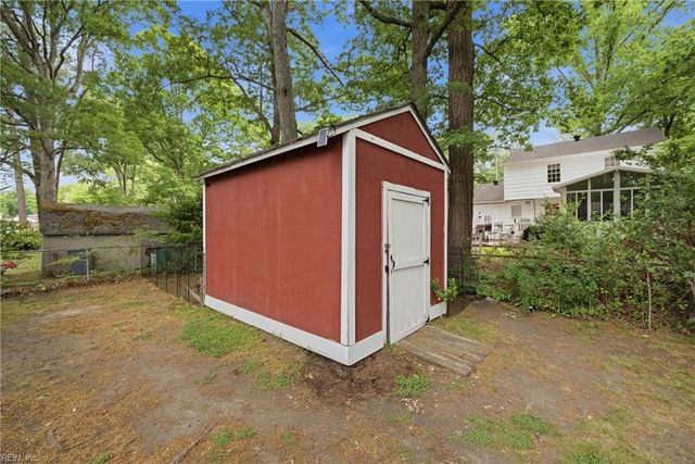 18 Ridgewood PW, Newport News, VA 23608