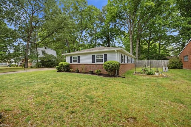 18 Ridgewood PW, Newport News, VA 23608