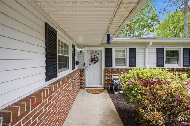 18 Ridgewood PW, Newport News, VA 23608