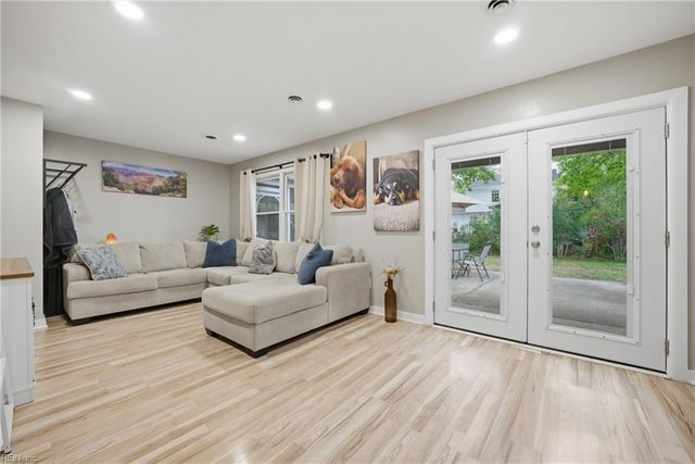 18 Ridgewood PW, Newport News, VA 23608