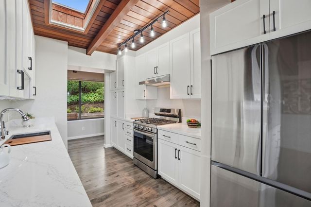 18 Hillbarn Court, San Mateo, CA 94403
