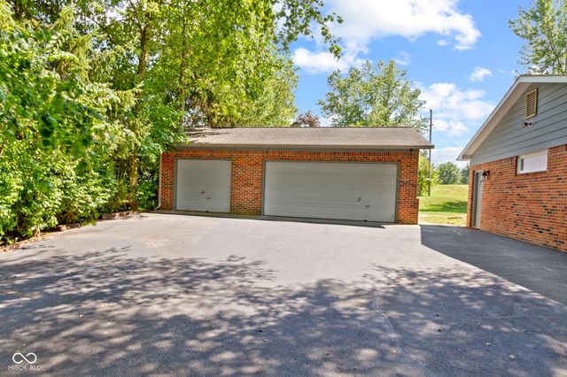 812 Eaglewood Drive, Zionsville, IN 46077