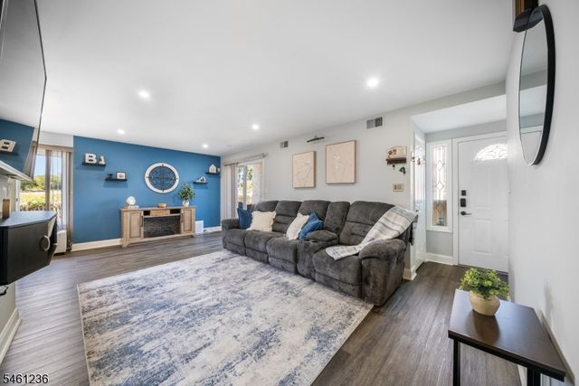 305 Michaels Ct, Woodbridge Twp., NJ 07095