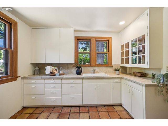 4129 Se ELLIS St, Portland, OR 97202