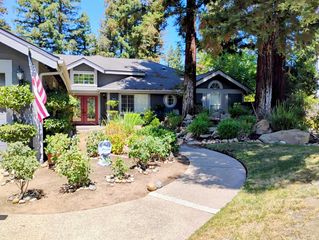 9098 N Cherryhill Lane, Fresno, CA 93720