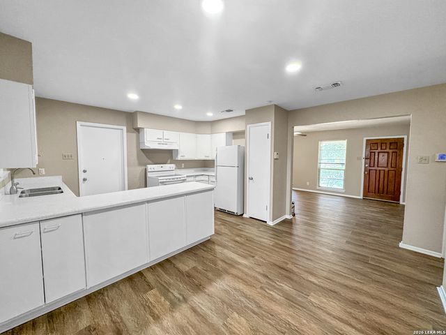 310 Mahota Dr, San Antonio, TX 78227