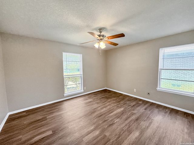 310 Mahota Dr, San Antonio, TX 78227