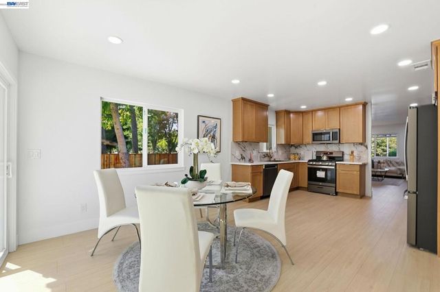 1913 W Middlefield Rd, Mountain View, CA 94043