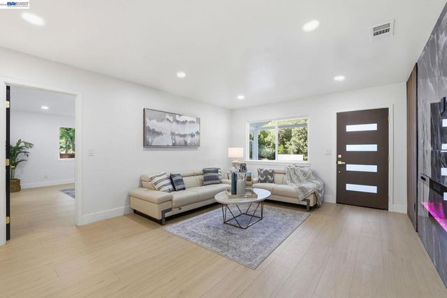 1913 W Middlefield Rd, Mountain View, CA 94043