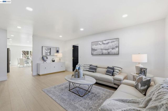 1913 W Middlefield Rd, Mountain View, CA 94043
