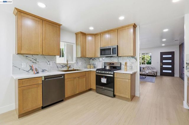 1913 W Middlefield Rd, Mountain View, CA 94043