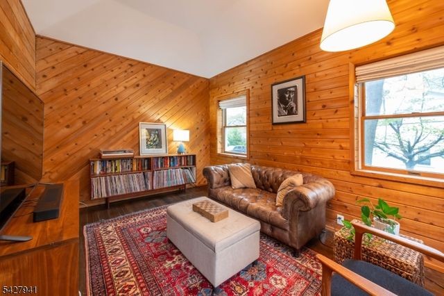 82 Oakland Rd, Maplewood Twp., NJ 07040